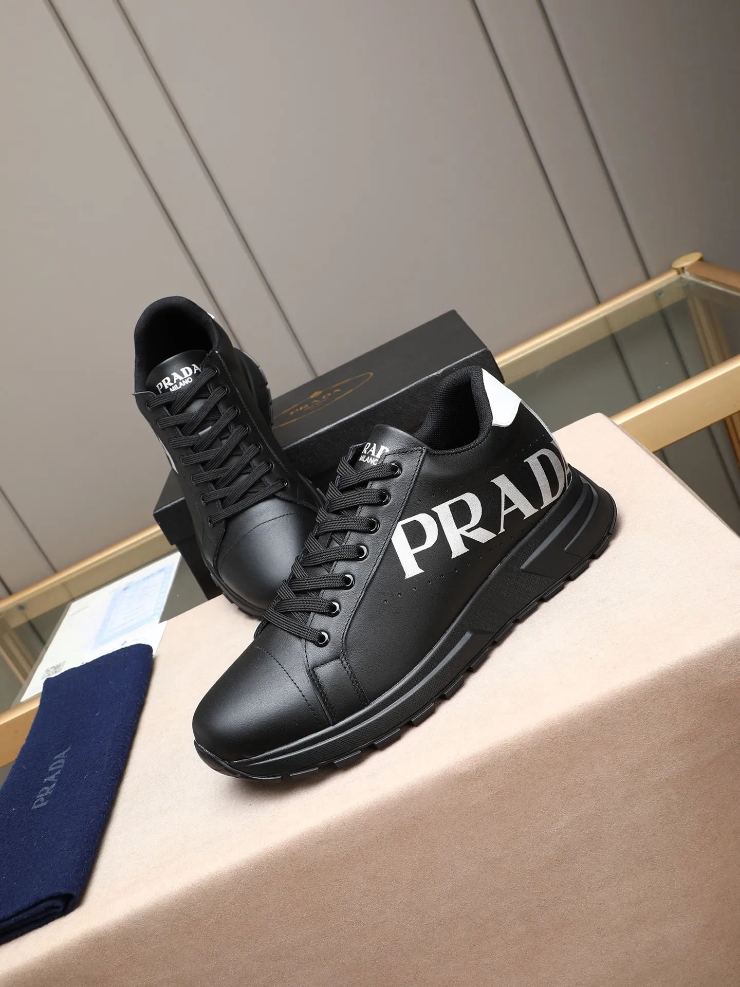 Men's shoes 💰460 PRADA's new model is on the market, the picture above is a must-sell! Fashionable casual men's shoes, trendy and versatile, relaxed and sporty style, imported cowhide leather uppers 3D printed and ultra-fine workmanship. Light and comfortable on the feet, available in 5 colors! 38-44(45 customized)